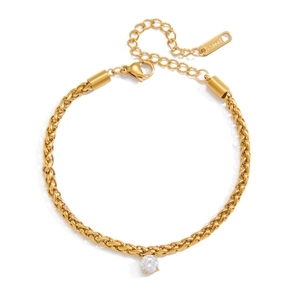 Dettaglio del bracciale a catena intrecciata dorata con chiusura a moschettone e zircone