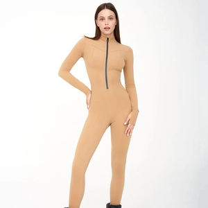 Détail d'une combinaison kaki à manches longues avec fermeture éclair et passe-pouce