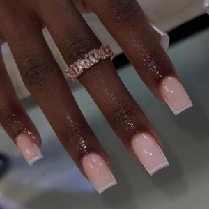 Faux Ongles French Tip Carré Rose Nude Bord Blanc Brillant Résine Manucure Femmes