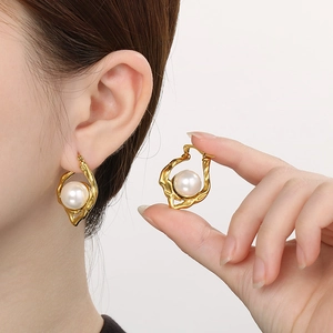 Irregular hammered 18k gold stainless steel hoop earrings with large white pearls