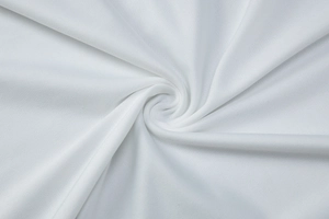Gros plan sur un tissu en mesh blanc respirant avec texture douce et détails tissés