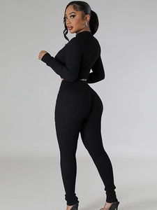 Set due pezzi in maglia nera da donna con strass a cuore e vestibilità aderente