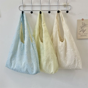 Detailansicht der Chiffon-Taschen mit Blumenstickerei in Blau, Gelb und Beige