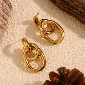 Détail des boucles d'oreilles torsadées en acier inoxydable plaqué or 18 carats