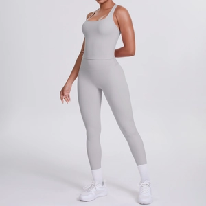 Détail de l'ensemble de yoga gris clair montrant la texture du tissu et la coupe ajustée