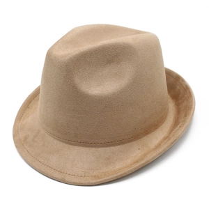 Coutures détaillées sur le bord d'un chapeau fedora vintage en daim marron clair