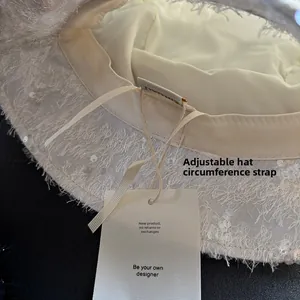 Détail du cordon de serrage réglable à l'intérieur d'un chapeau cloche à paillettes