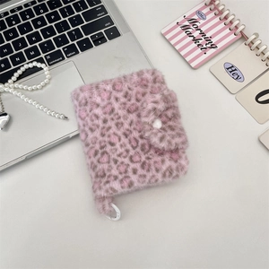 Makroaufnahme der flauschigen rosa Plüschgeldbörse mit Leopardenmuster und Knopf