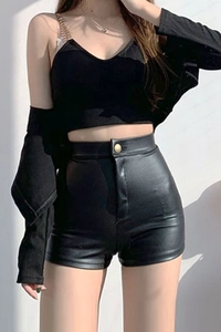 Details von schwarzen PU-Leder-Shorts mit hoher Taille und sichtbarer Lederstruktur