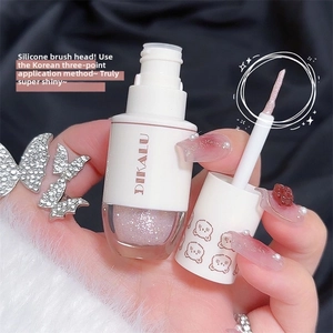 Dettaglio dell'ombretto liquido glitterato con pennello fine in silicone e texture rosa