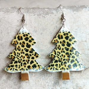 Details der Weihnachtsbaum-Ohrringe mit Leopardenmuster auf Acryl-Oberfläche