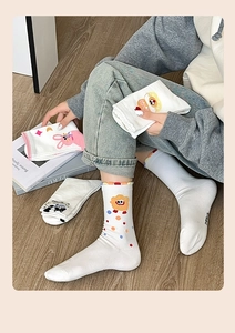 Détail de chaussettes en coton blanc avec broderie mignonne et bordures ondulées