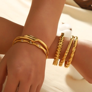 Bracelets minimalistes en acier inoxydable plaqué or 18 carats avec diamants et motifs géométriques