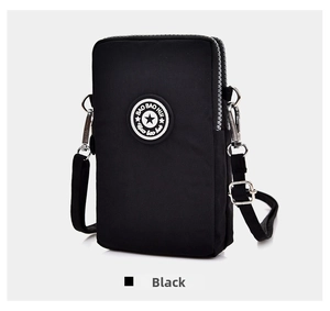 Détail d'un petit sac bandoulière noir avec logo étoile et fermetures éclair argentées