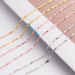Detailed view of s925 silver ingot chains in gold, rose gold and silver finishes