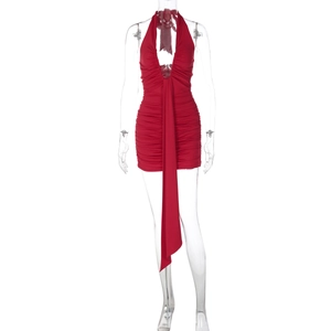 Détail d'une robe rouge dos nu à décolleté en V plongeant avec ceinture et fronces