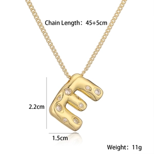 Dettaglio pendente lettera E oro dimensioni 2,2x1,5 cm e lunghezza catena di 45+5 cm