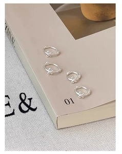 Detailansicht der S925 Sterling Silber Mini-Schleifen-Ohrringe auf Lifestyle-Magazin