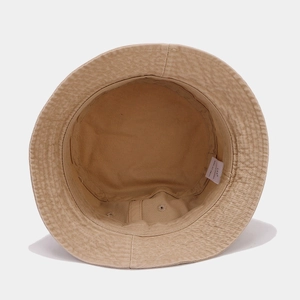 Vue intérieure d'un chapeau bob en coton beige montrant coutures et étiquette