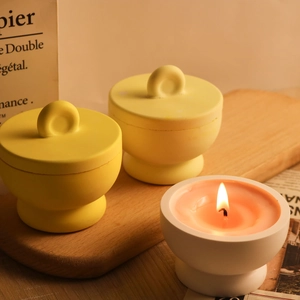 Vista macro di stampi in silicone per contenitori e candele profumate in luce calda