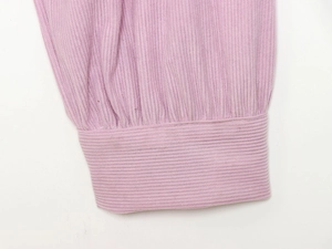 Nahaufnahme der hellvioletten Rippstrickbündchen mit hochwertiger Naht und Textur