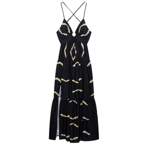 Détail d'une robe longue noire à motifs géométriques avec boucle anneau au buste