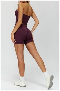 Détail de l'ensemble de sport côtelé sans couture avec short sculptant et haut dos nageur