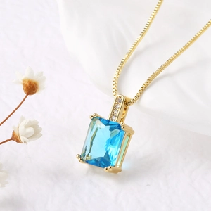 Elegante Goldkette mit quadratischem hellblauem Zirkonia Anhänger für Damen