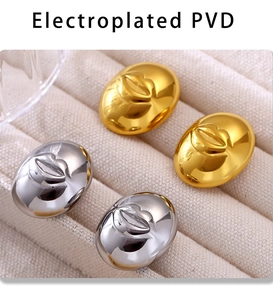 Macro-opname van goud- en zilverkleurige oorknopjes met lippenreliëf op een beige display