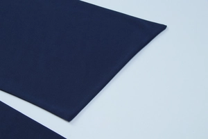 Gros plan sur le tissu en maille bleu marine et les coutures de qualité de la robe