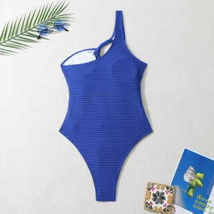 Détail du maillot de bain bleu asymétrique avec bretelle tressée et tissu côtelé
