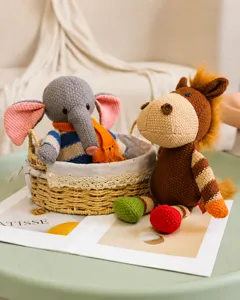 Détails des peluches d'éléphant et de poney au crochet avec texture tricotée douce
