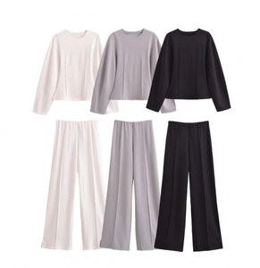 Vue à plat de l'ensemble haut à manches longues et pantalon large en trois couleurs assorties