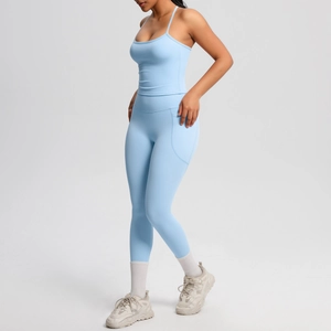 Détail de l'ensemble de yoga bleu clair avec débardeur à fines bretelles et legging à poches