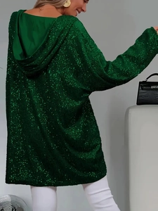 Detailansicht der Pailletten am dunkelgrünen Hoodie mit glänzendem Satin-Kapuzenfutter