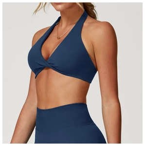 Détail de la brassière de yoga licou bleu foncé avec torsion avant et tissu respirant