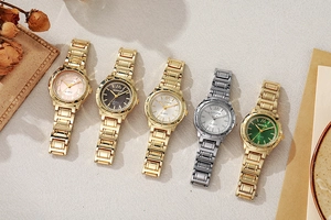 Gros plan de montres à quartz élégantes avec lunettes serties de cristaux colorés