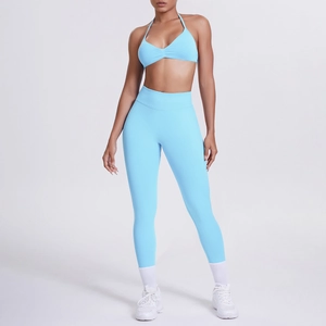 Dettaglio del reggiseno sportivo azzurro con scollo all'americana e leggings yoga a vita alta