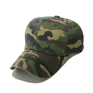 Vue de dessus d'une casquette de baseball camouflage avec œillets et visière courbée