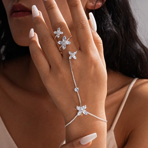 Primo piano di un anello-bracciale a fiori in zircone scintillante color argento di lusso