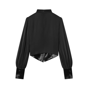 Elegante camicetta nera a maniche lunghe con collo alto e vita aderente per donna