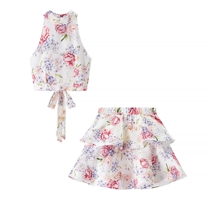 Ensemble floral deux pièces avec haut licou sans manches et jupe courte à volants rose et blanc