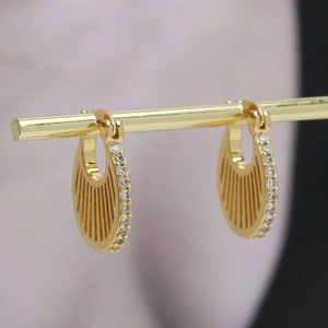 Orecchini in ottone placcato oro 18k con strisce vuote verticali e zirconi bianchi