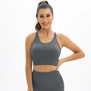 Gros plan d'une brassière de sport grise côtelée sans couture avec bande de maintien large