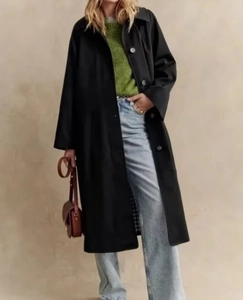 Ganzkörperansicht eines schwarzen Trenchcoats mit Revers und Knöpfen im Jeans-Stil