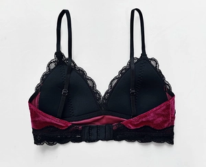 Vue détaillée de la texture du velours et de la dentelle sur ce soutien-gorge bordeaux