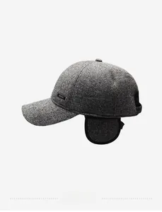 Detailansicht der Winter-Basecap mit Ohrenklappen und grauer Wolltextur-Struktur