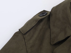 Détail du trench-coat en daim olive foncé montrant l'épaulette et les boutons noirs