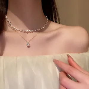 Collier double rang de perles de style français avec chaîne dorée et grand pendentif