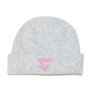Primer plano de un gorro de punto gris con un bordado de corazón rosa para mujer
